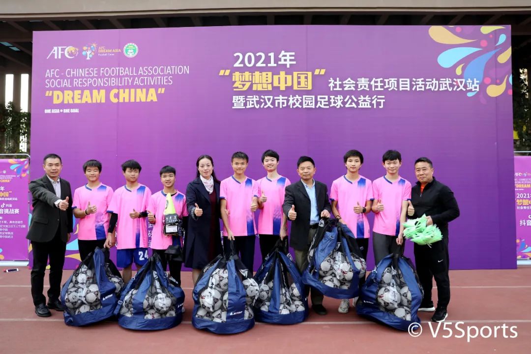 中国足协梦想中国公益行走进武汉市第一聋哑学校