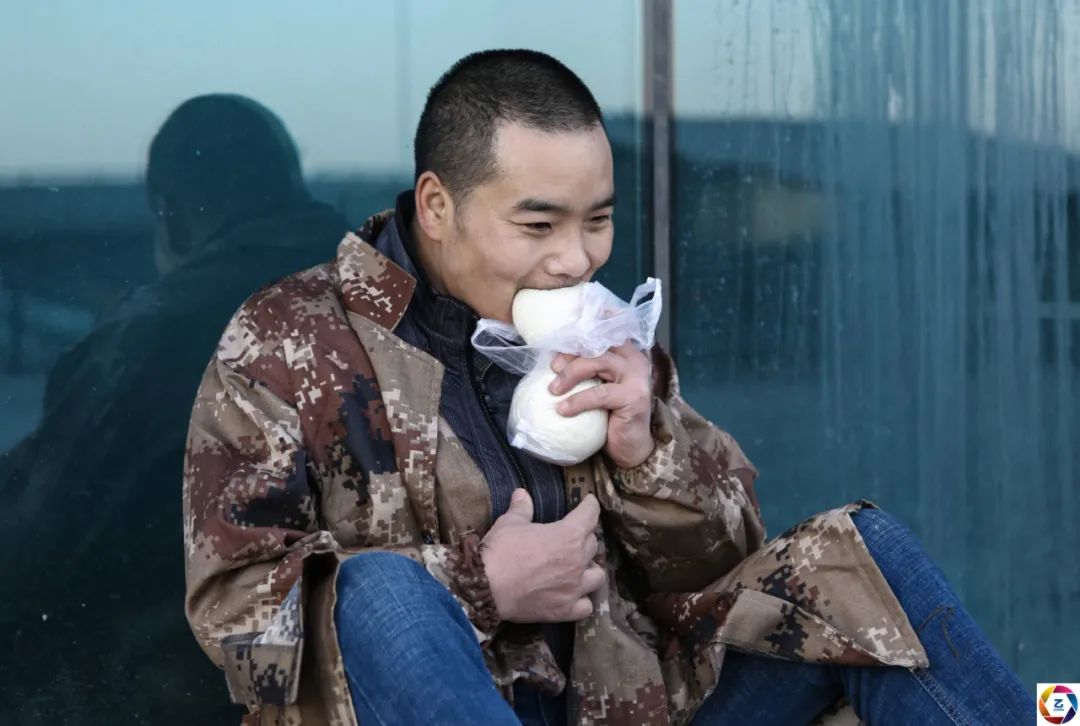 寒风中男子坐在地上啃干馒头得知他的作息时间后所有人都心疼
