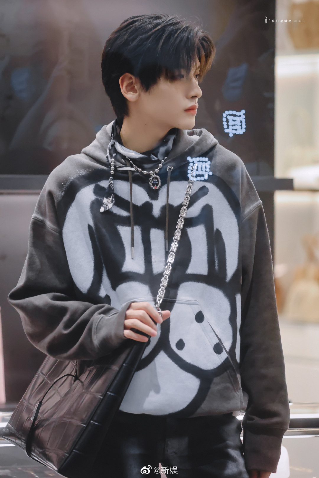 翟潇闻1119下班图穿着可爱的灰白色色系涂鸦连帽卫衣