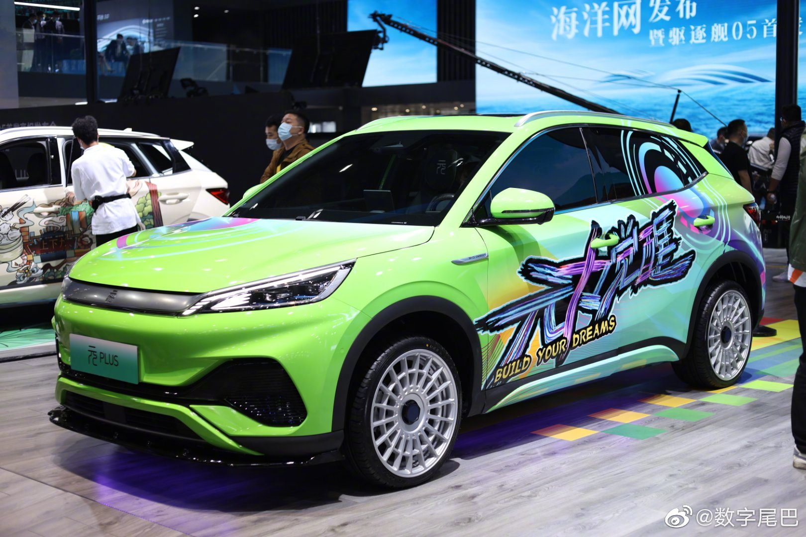 这辆比亚迪元plus改得真不错加个行李架和帐篷