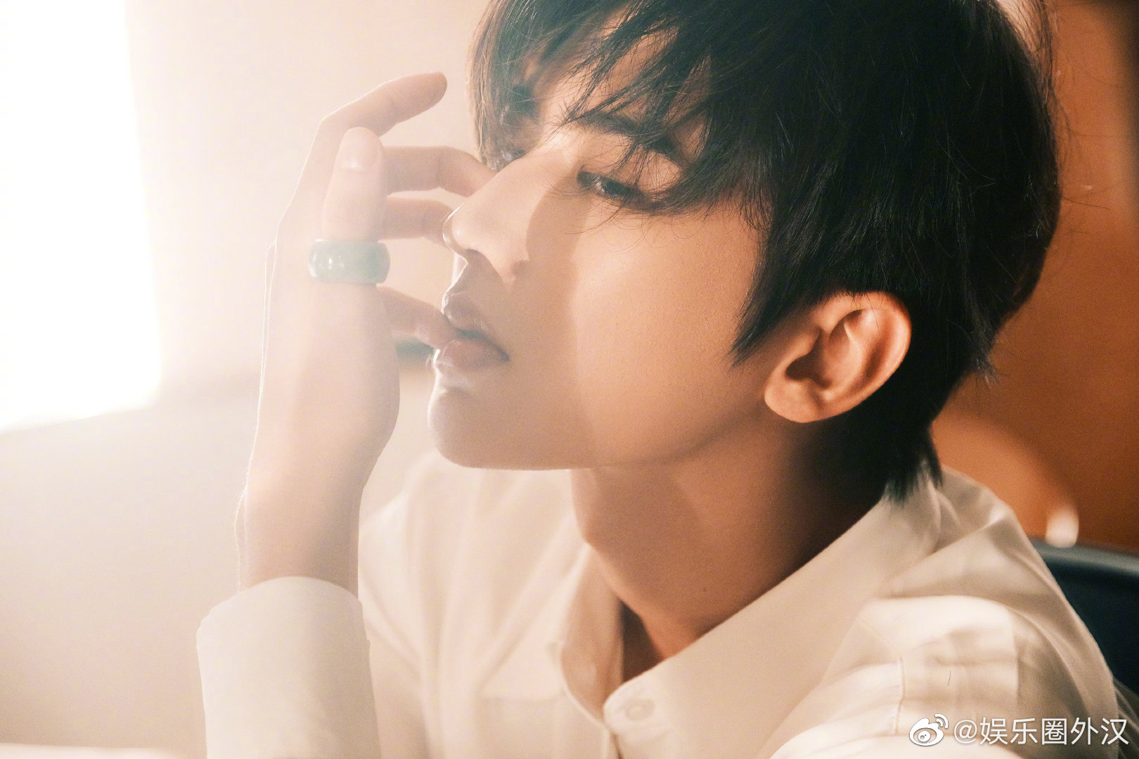 好苏啊 这下颌线 不看镜头是帅哥最后的温柔