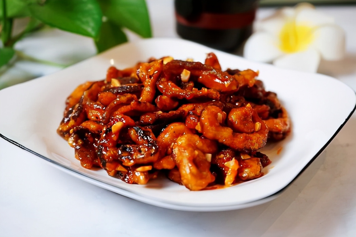 香菇做成糖醋香菇条味道也特别好小孩子喜欢