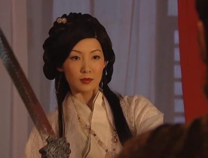 但她的气质是真心好,尤其是古装一套上有一种弱质纤纤的感觉.