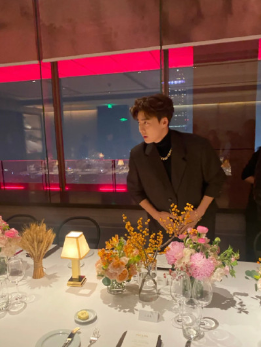 李易峰出席晚宴被拍和众好友喝酒畅聊身旁何穗穿吊带腰肢纤细