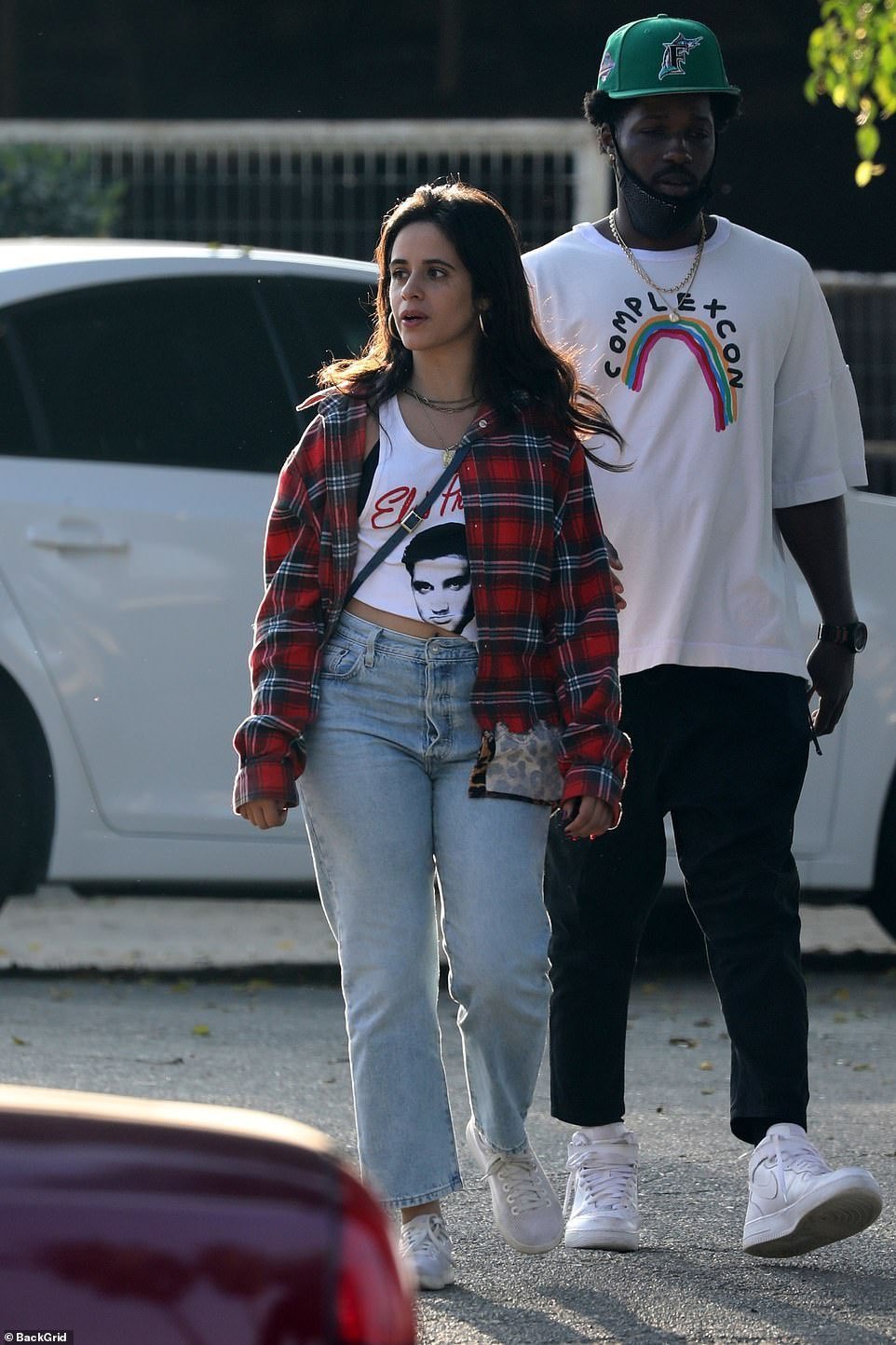 街拍|分手后,卡妹camila cabello身骑灰马和友人开心出游