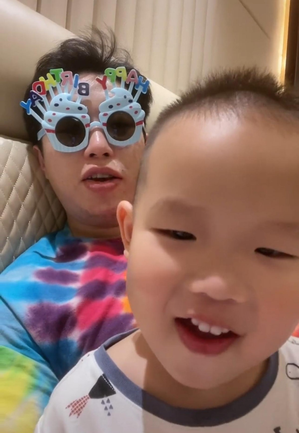 德云社烧饼晒娃正脸3岁儿子长开后像学霸老婆肉脸消失好呆萌