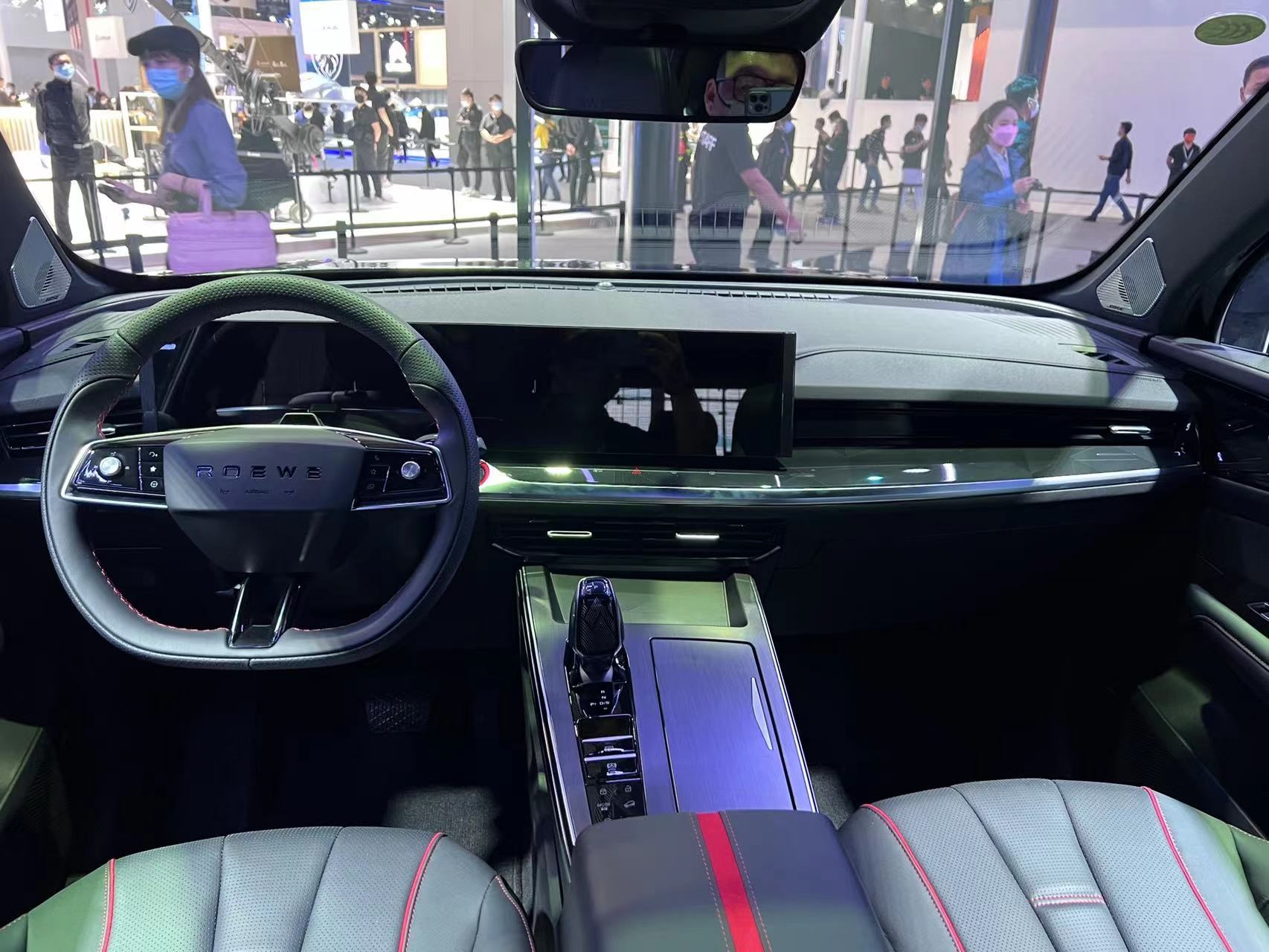 车内双联屏凸显豪华感全新荣威rx5max预售1298万元起