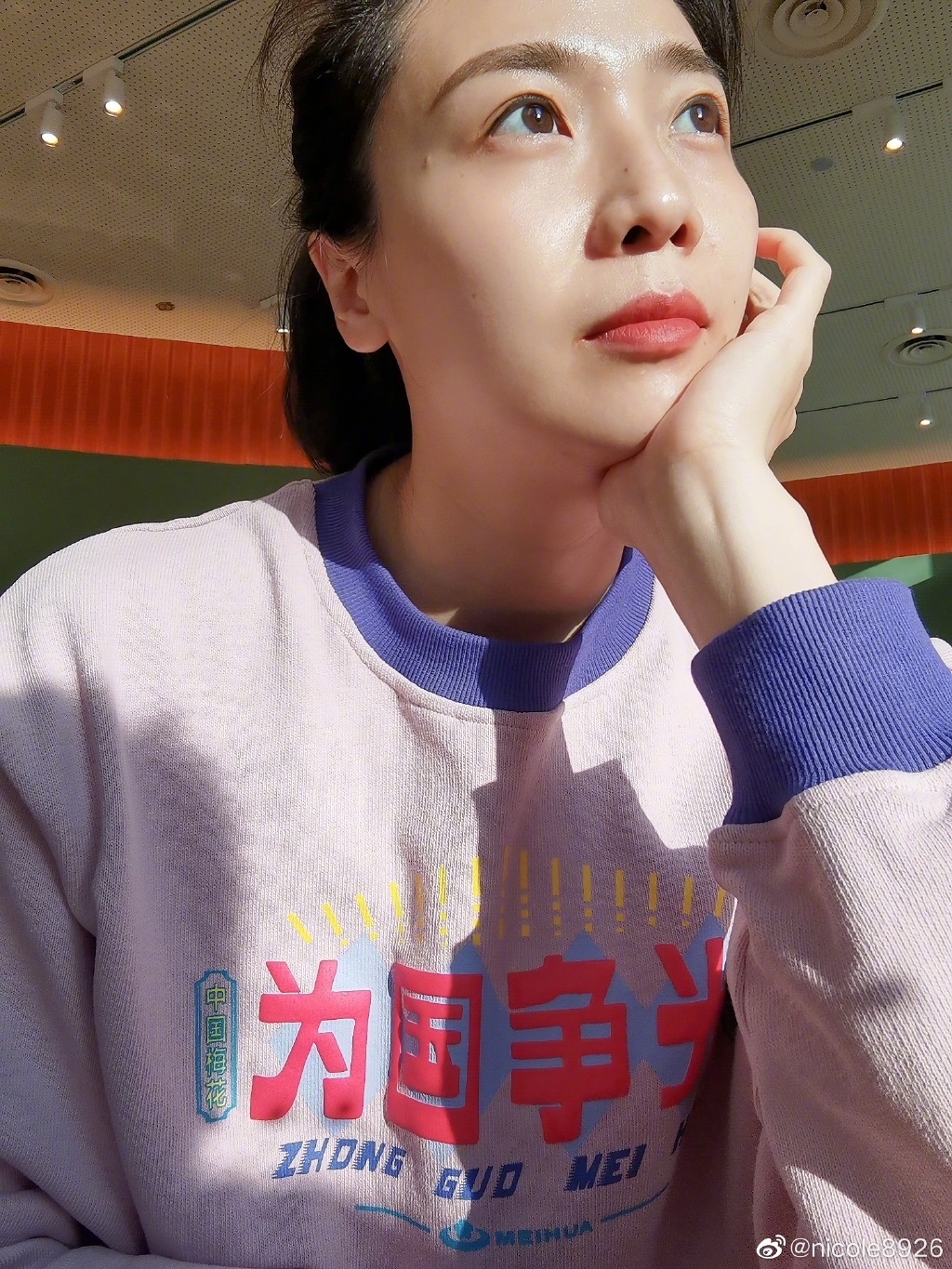 女排魏秋月怼脸自拍仍明艳动人,胸口印着"为国争光"超抢镜|魏秋月