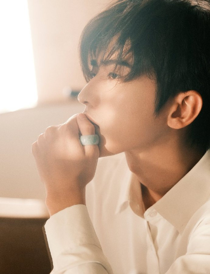 蔡徐坤白衬衫怼脸写真图白色衬衫的顺毛坤又苏又帅