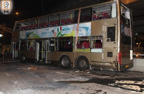 港媒香港巴士侧翻致1死11伤司机疑开错路涉危险驾驶被拘捕