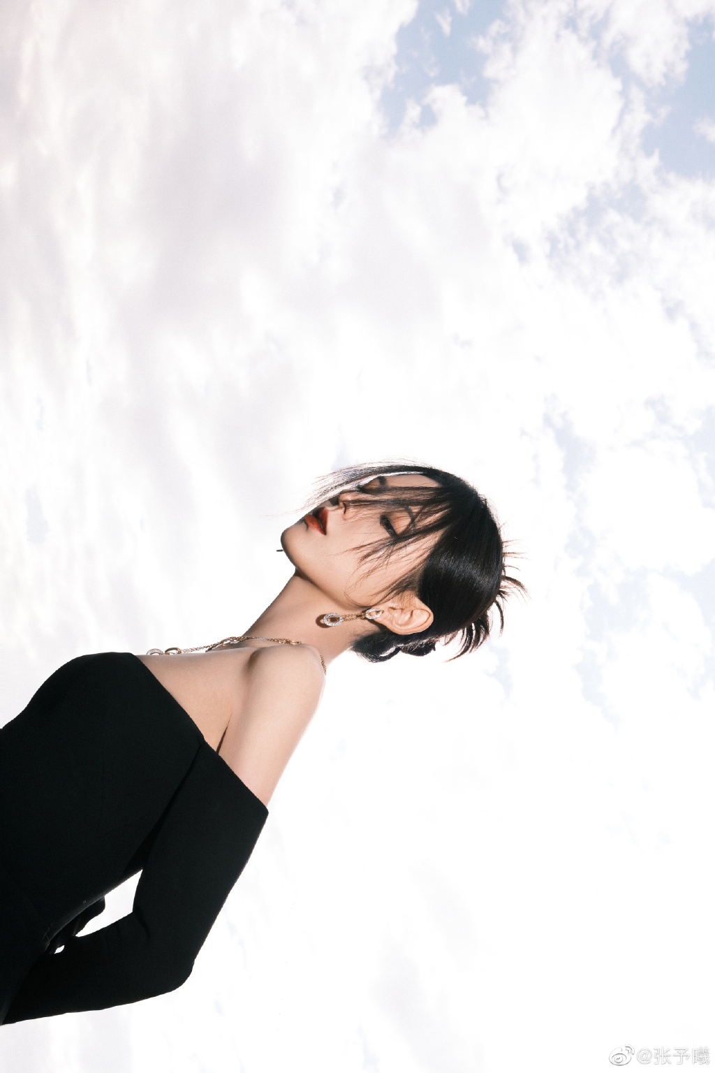 张予曦穿黑色抹胸鱼尾长裙 顶楼上逆光拍摄秀绝美侧颜