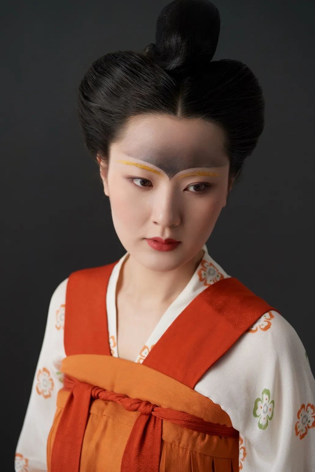 这个看起来怪里怪气的病态妆容在汉代都城中非常流行