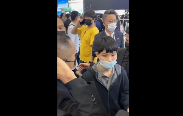 车展维权？男子大闹小鹏汽车发布会 随后被抬离现场休闲区蓝鸢梦想 - Www.slyday.coM