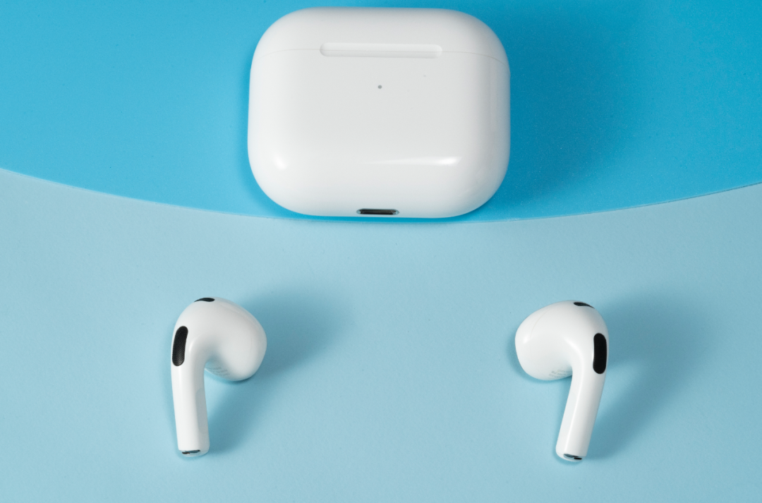 外观不用说,早在今年3月,极果君就给大家分享过"华强北款"airpods 3
