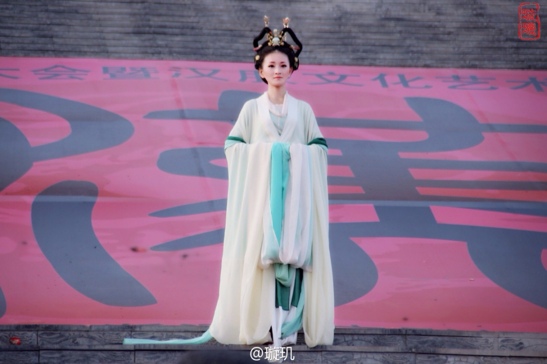 璇玑姑娘汲取了汉服,传统乐器乐器和中式礼仪的精髓,编排成古典舞