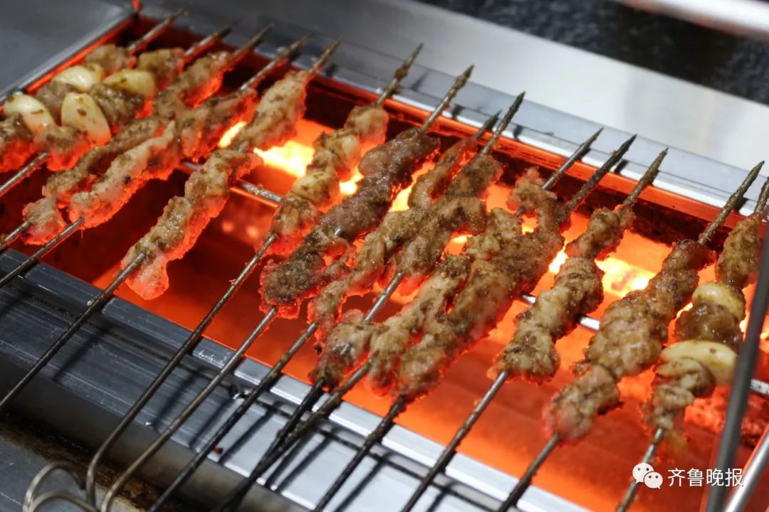 藏不住了人生一串3淄博烧烤封神播放量已破千万小饼卷串网友馋哭了