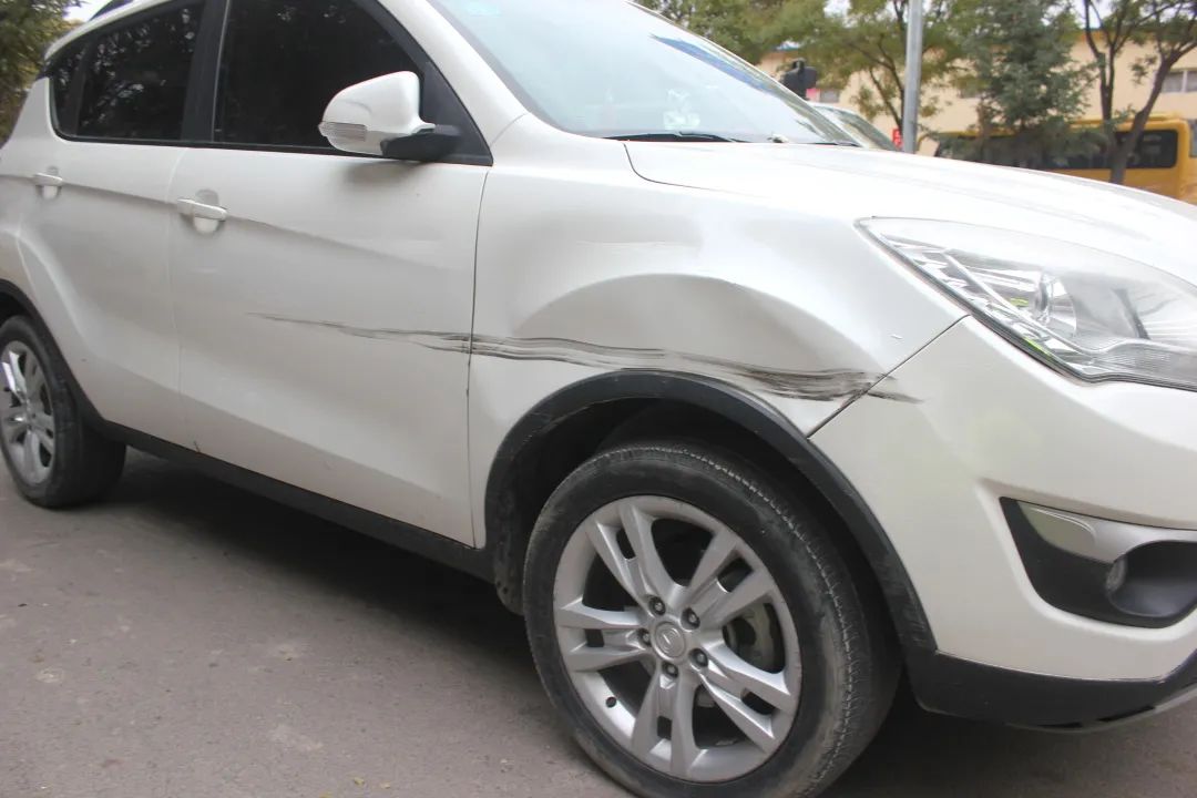 警示固原街头宁a小货车剐蹭路边车辆一走了之没想到