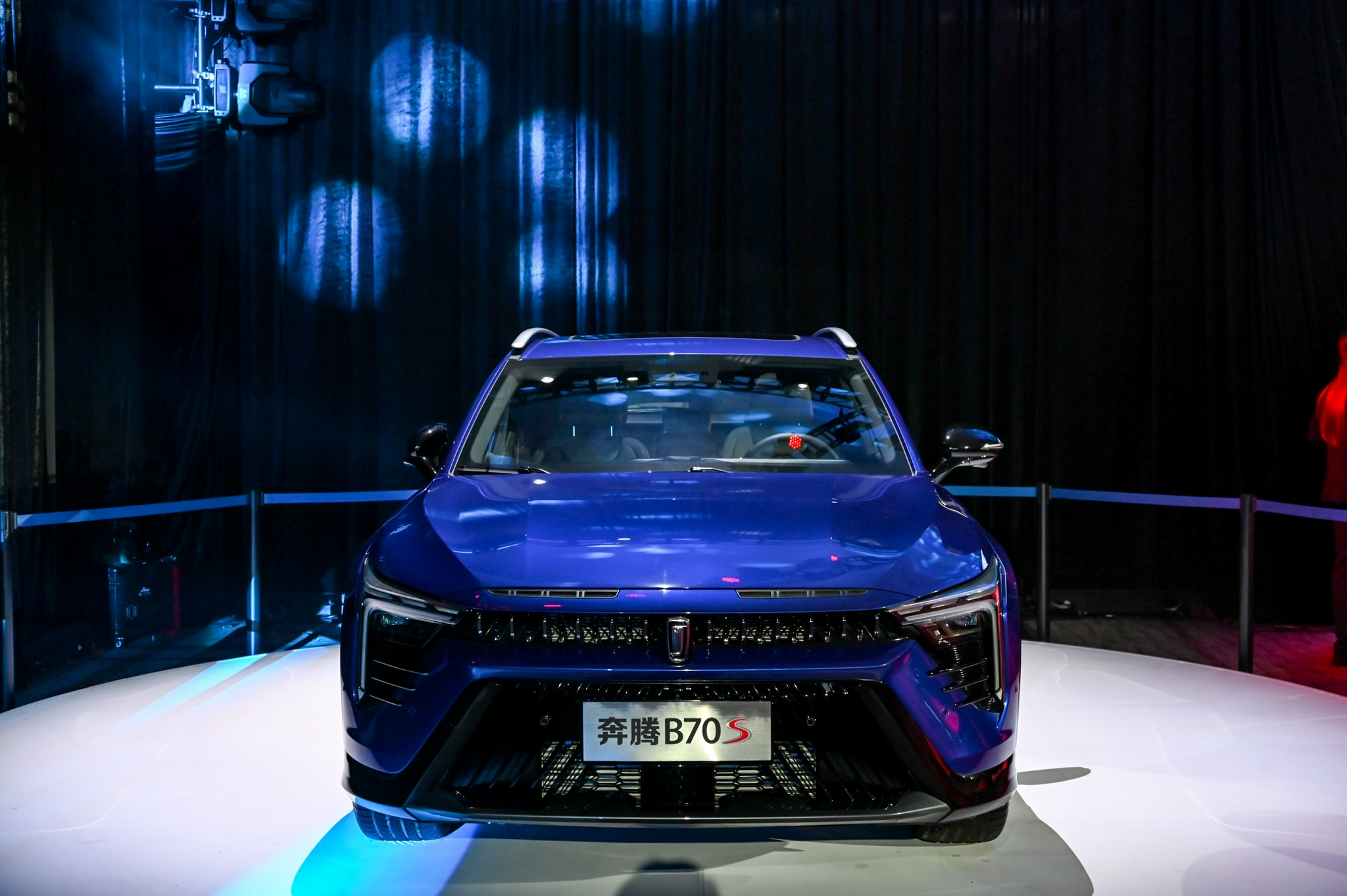 一汽奔腾首款轿跑suvb70s首发亮相