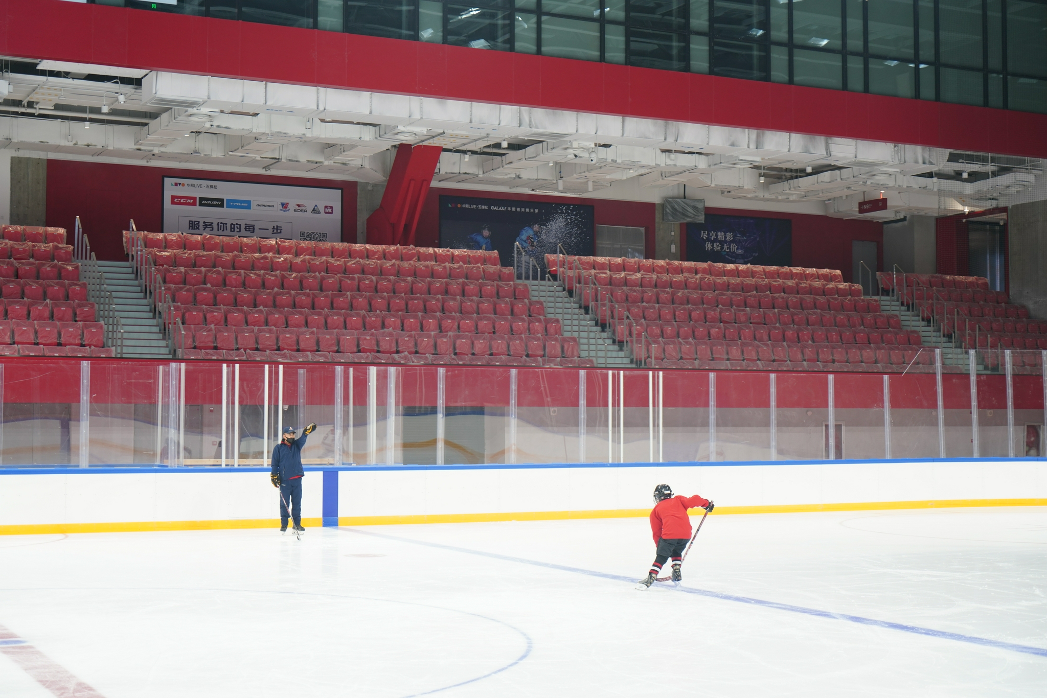 考虑绿色环保,五棵松冰上运动中心采用了超低能耗专项技术.