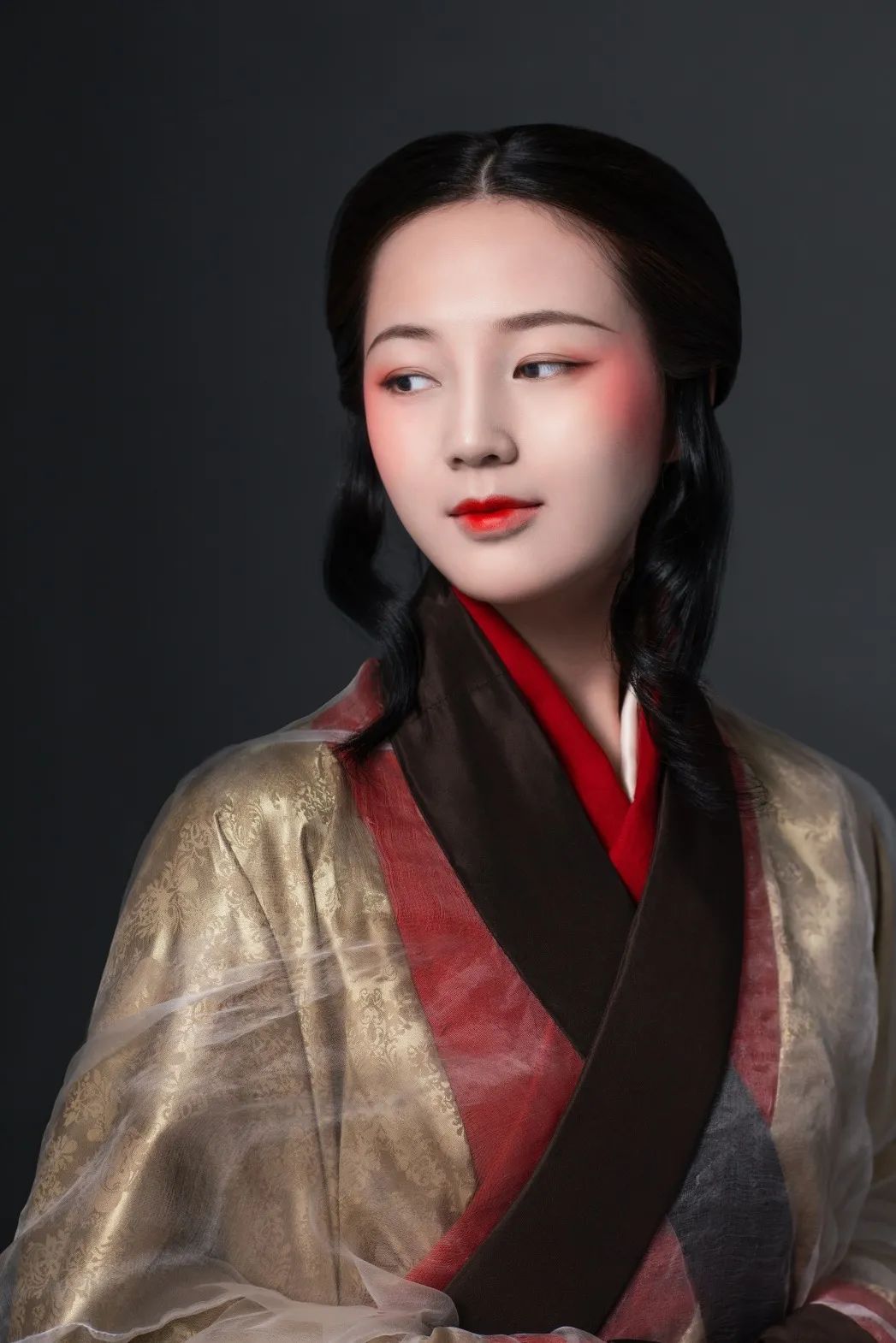 这个看起来怪里怪气的病态妆容在汉代都城中非常流行