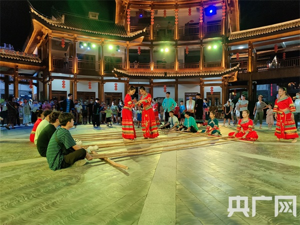 群众在太平古城开展特色民族运动——竹竿舞（央广网发 记者吴良艺摄）