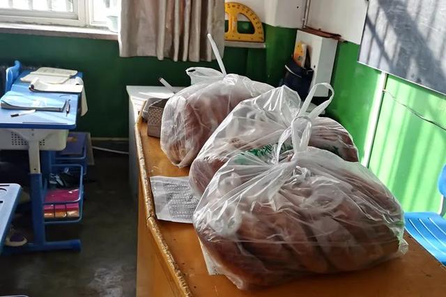 学生校服挂满班主任家阳台！“亲妈式关爱”没错了…休闲区蓝鸢梦想 - Www.slyday.coM