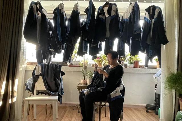 学生校服挂满班主任家阳台！“亲妈式关爱”没错了…休闲区蓝鸢梦想 - Www.slyday.coM