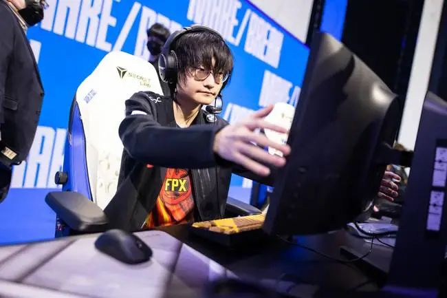 “天黑了”！FPX正式官宣打野选手Tian离队休闲区蓝鸢梦想 - Www.slyday.coM