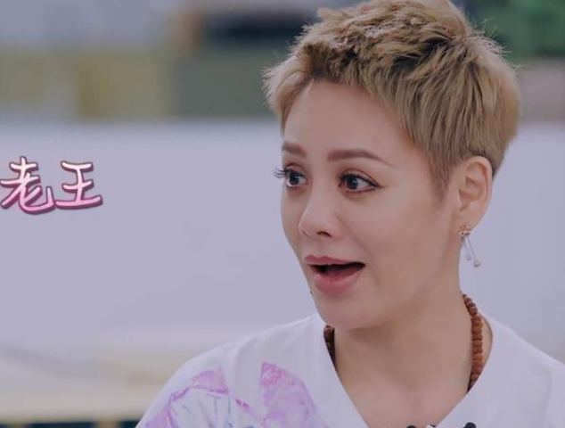 宁静晒居家作画照 造型破格叛逆一头金色短发吸睛|宁静_新浪新闻