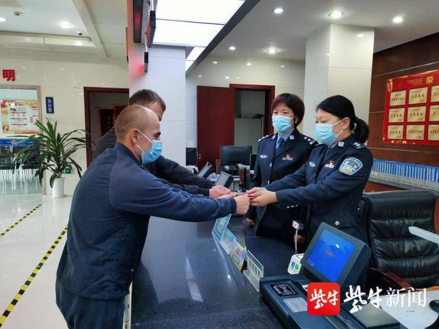 两名俄罗斯商人见到失而复得的钱包说"中国警察，好样的！"休闲区蓝鸢梦想 - Www.slyday.coM