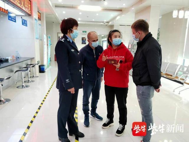 两名俄罗斯商人见到失而复得的钱包说"中国警察，好样的！"休闲区蓝鸢梦想 - Www.slyday.coM