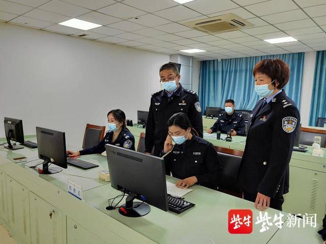 两名俄罗斯商人见到失而复得的钱包说"中国警察，好样的！"休闲区蓝鸢梦想 - Www.slyday.coM