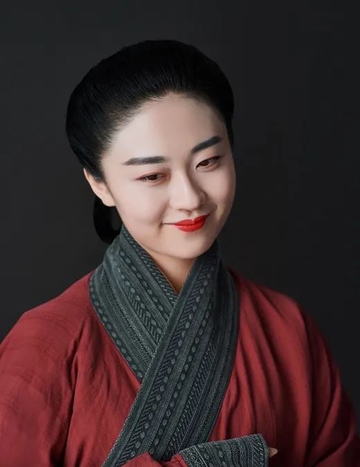 这个看起来怪里怪气的病态妆容在汉代都城中非常流行