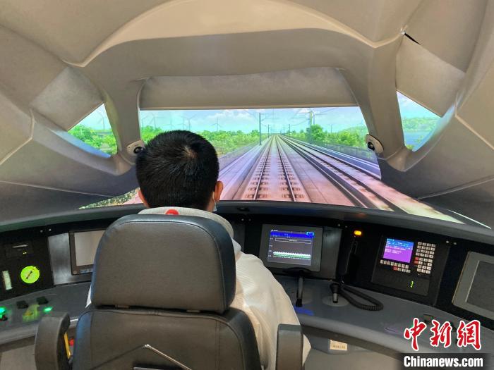 图为中国通号北京全路通信信号研究设计院集团有限公司的高铁模拟驾驶室。徐婧 摄