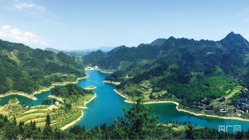 白龙湖的壮阔秀美(央广网发 万盛文旅局供图)