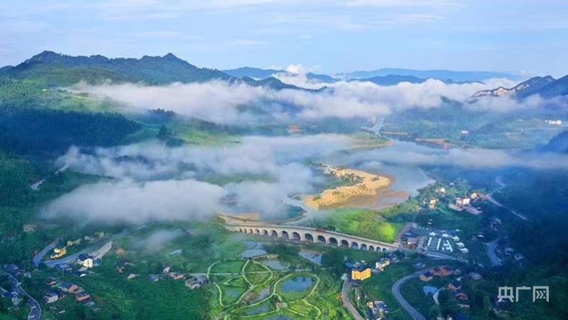 板辽湖仙气缭绕(央广网发 万盛文旅局供图)