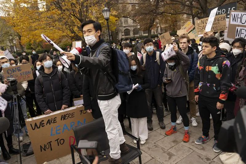 芝加哥大学学生集会呼吁关注校园周边暴力事件  图源：《芝加哥论坛报》