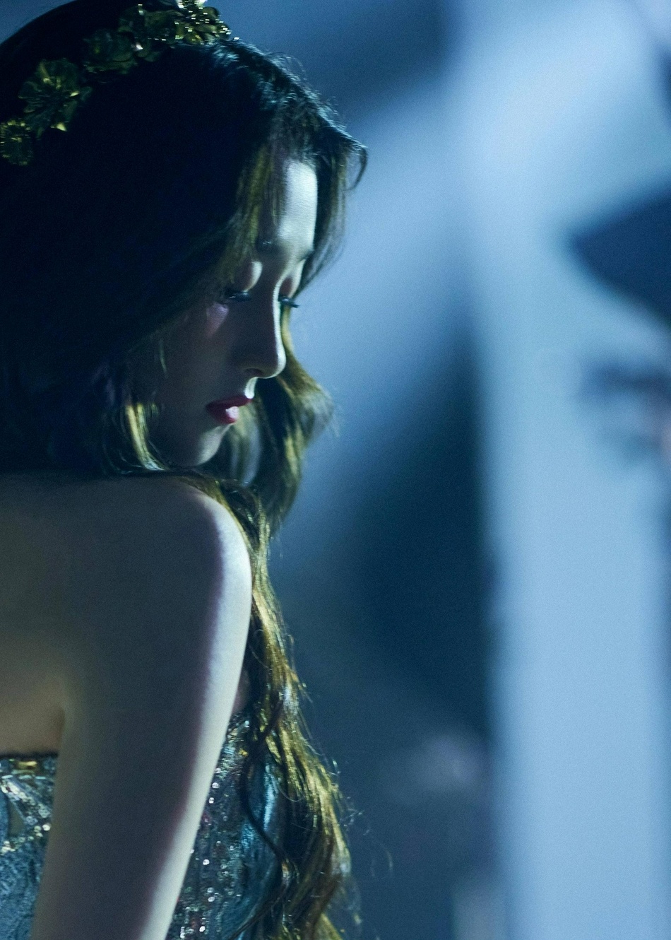 关晓彤穿蓝色鎏金公主裙 高贵典雅氛围感十足|关晓彤_新浪新闻