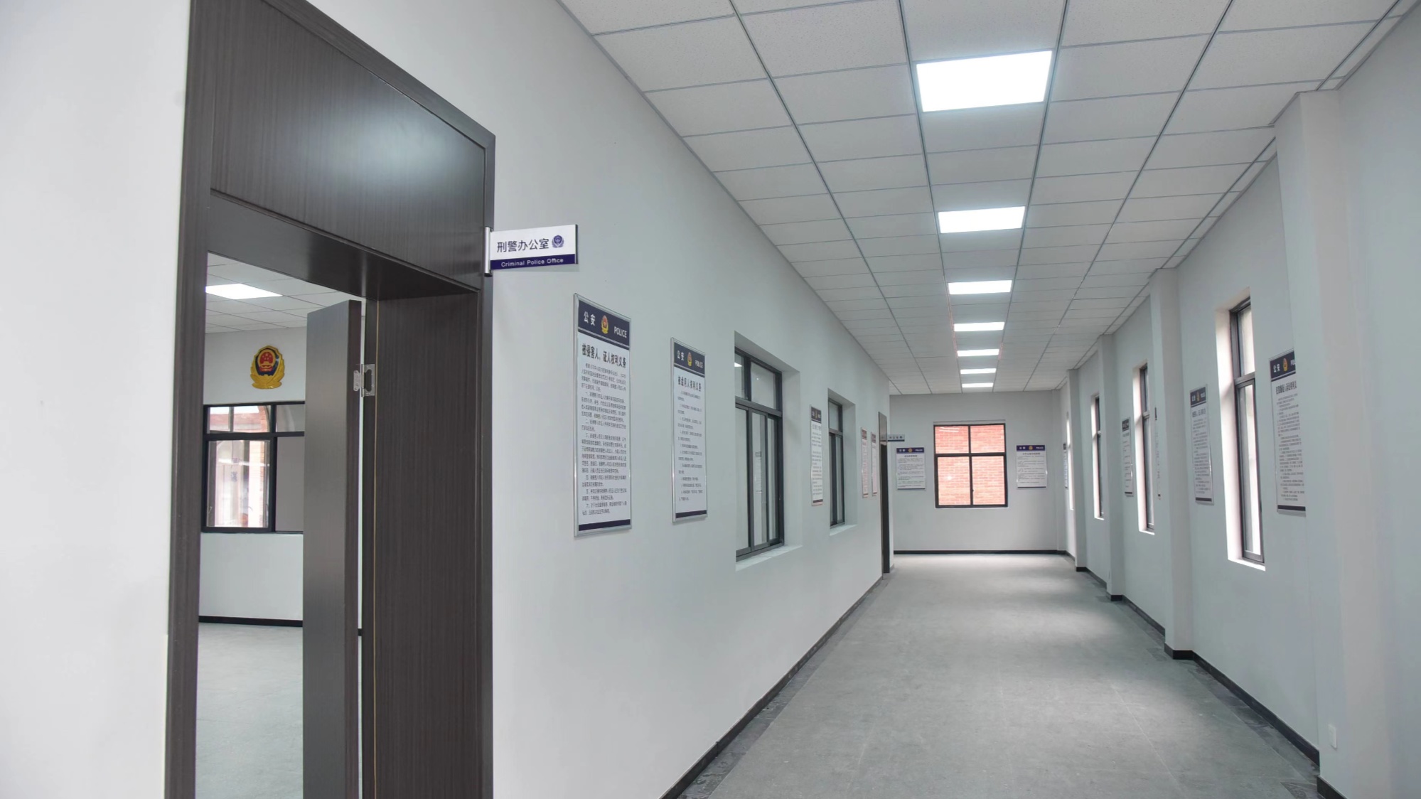 拍摄基地由骁峪影视负责设计施工和改造建设,基地实景还原了公安局