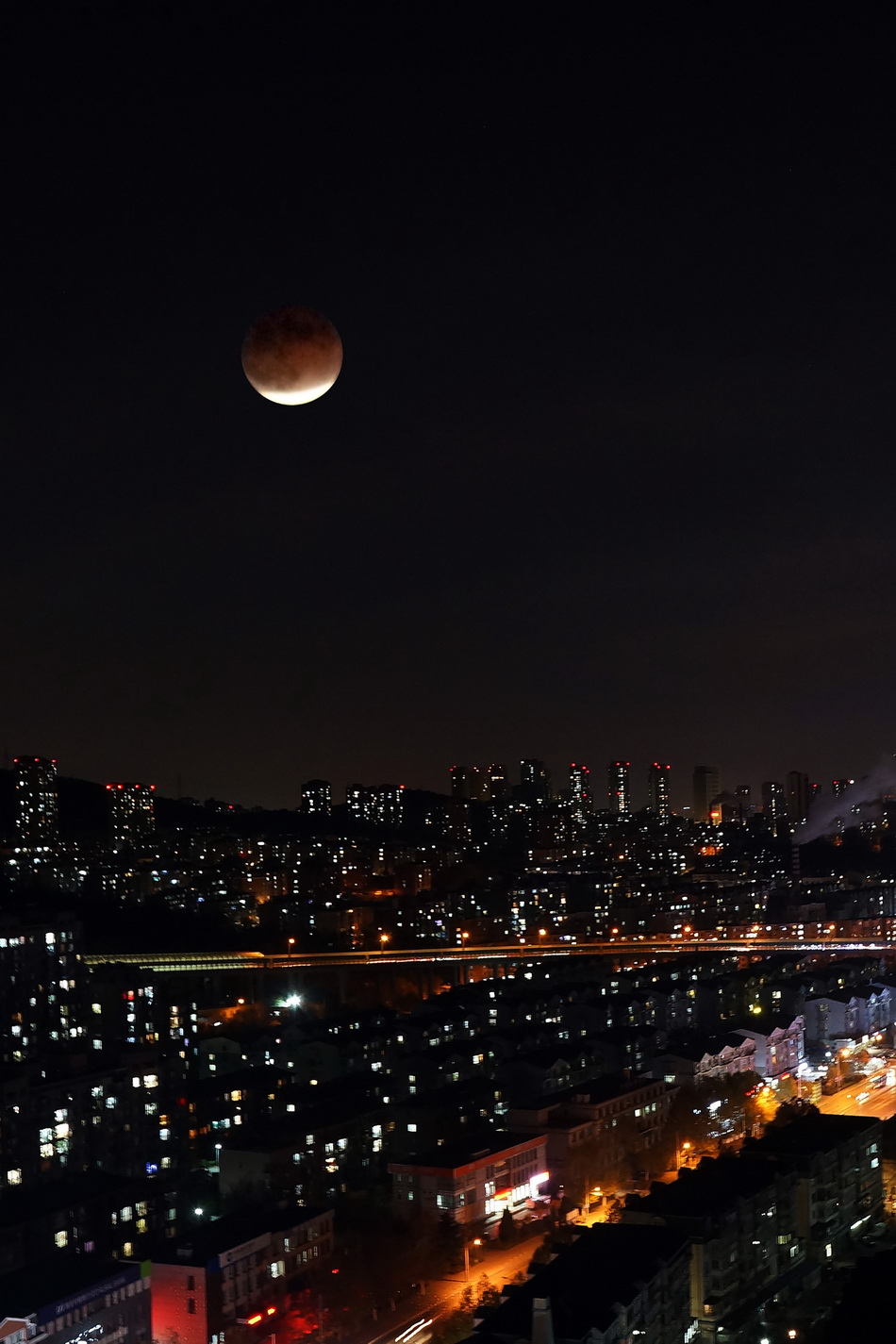 城事丨别再错过了本世纪最长月偏食全球美图大放送