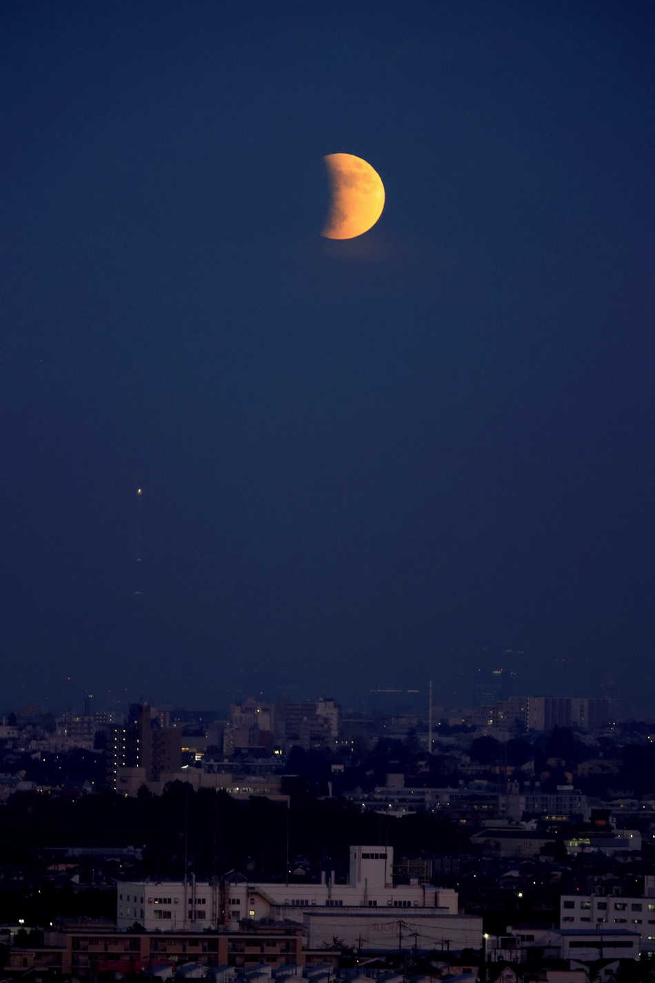 本世纪最长月偏食全球美图大放送|月亮_新浪财经_新浪网