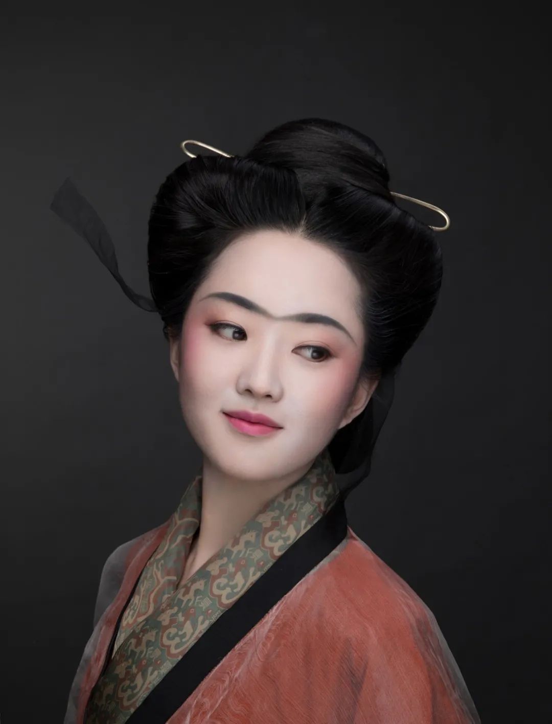 这个看起来怪里怪气的病态妆容在汉代都城中非常流行