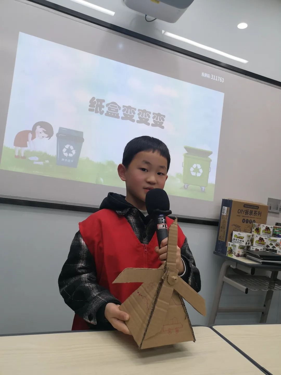 【活动回顾】大手牵小手变废为宝 纸盒大变身