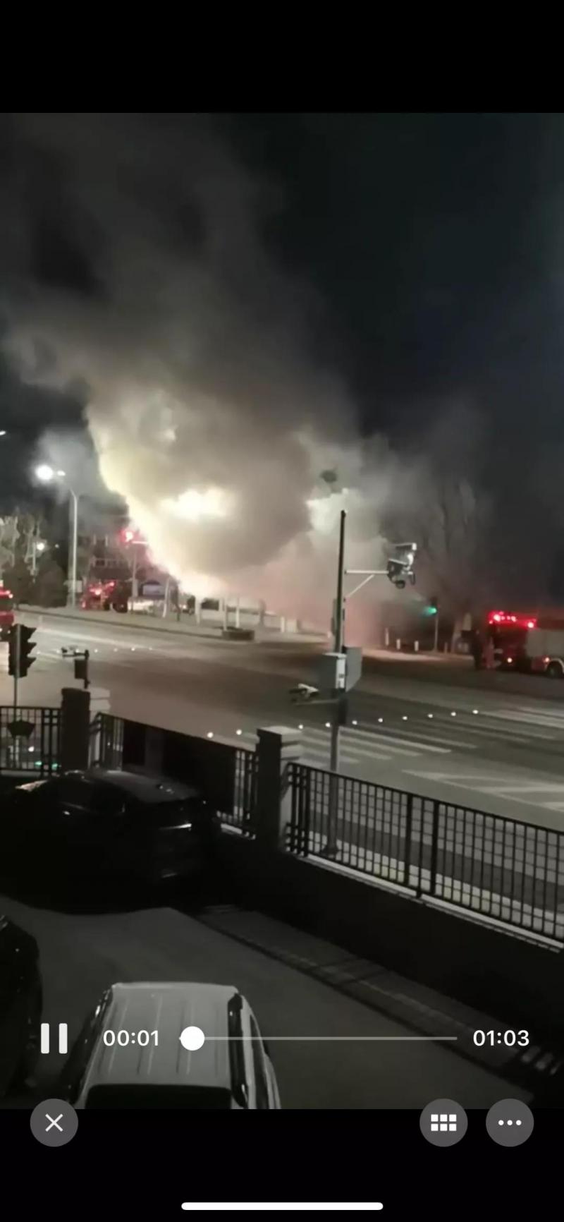 通州浓烟滚滚一小区车棚着火消防车紧急出动