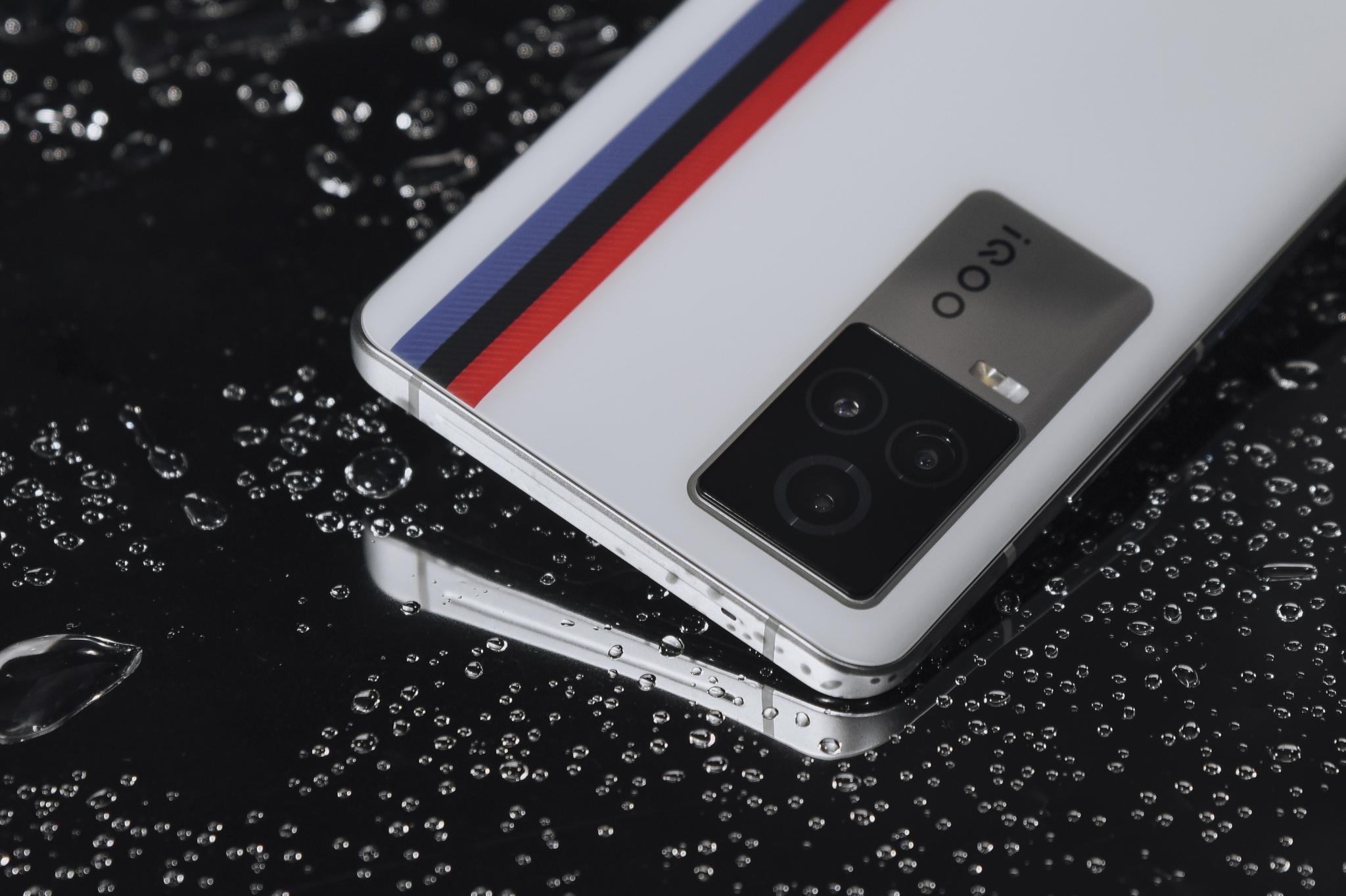 iqoo 7后置摄像头组才用三摄设计,主摄为4800万像素,支持ois光学防抖