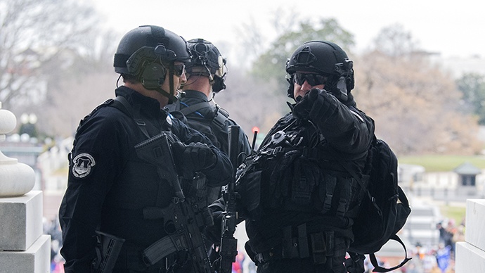 当地时间2021年1月6日,美国华盛顿特区,美国国会警察站岗.人民视觉图