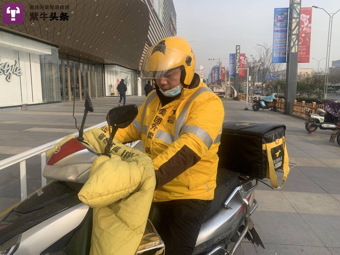 【紫牛头条】外卖小哥商场弹钢琴走红:已练琴10年,每天弹2小时