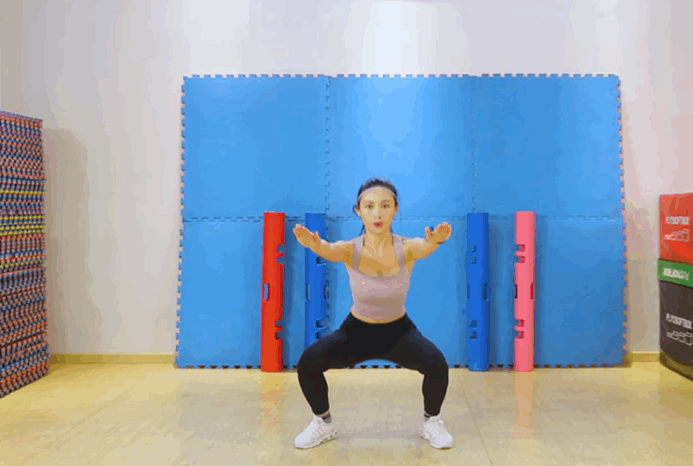 动作2 /深蹲交替提膝要点:双脚向外大幅度打开,双手高举过头,抬头挺胸