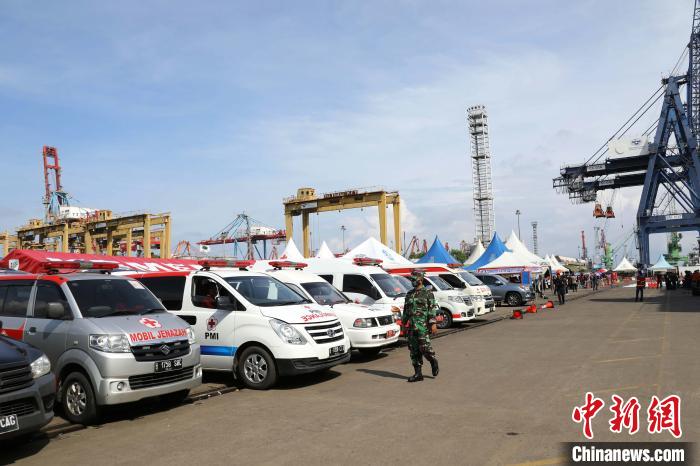 图为救护车在搜救指挥中心待命. 林永传 摄