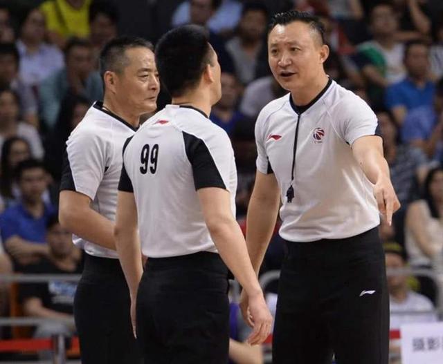 不能站起来杨鸣被裁判警告后谁注意到旁边蒋兴权的表情